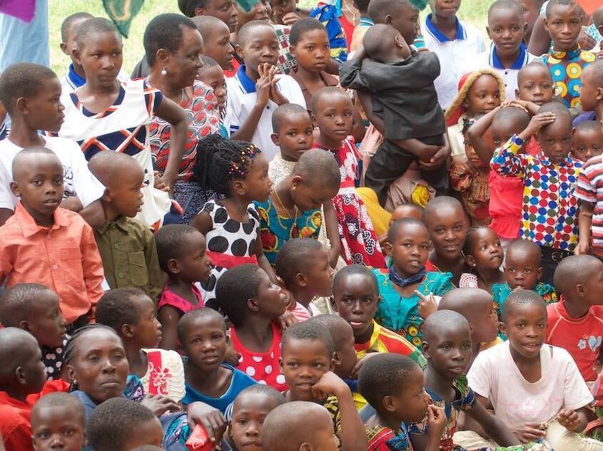 Świąteczna fiesta z poczęstunkiem dla ponad 1000 dzieci w Kiabakari w Tanzanii - zdjęcie główne