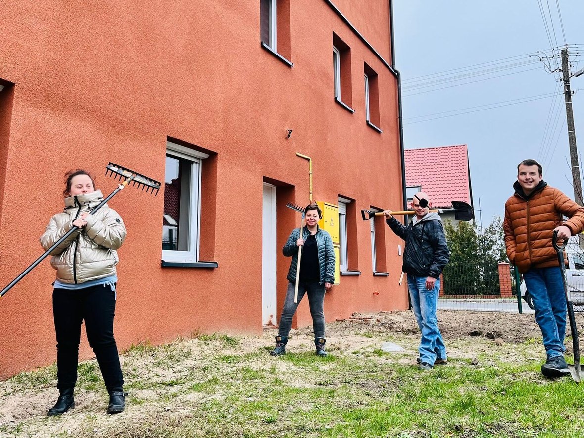 Mieszkańcy mieszkania treningowego w Przemkowie tworzą ogród 🌺 - zdjęcie główne