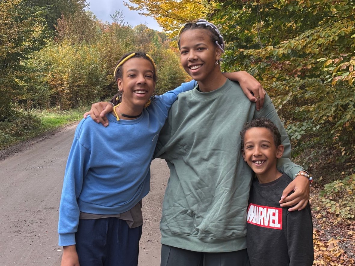 Aniela, Blanca i Emmanuel Iloh - main photo