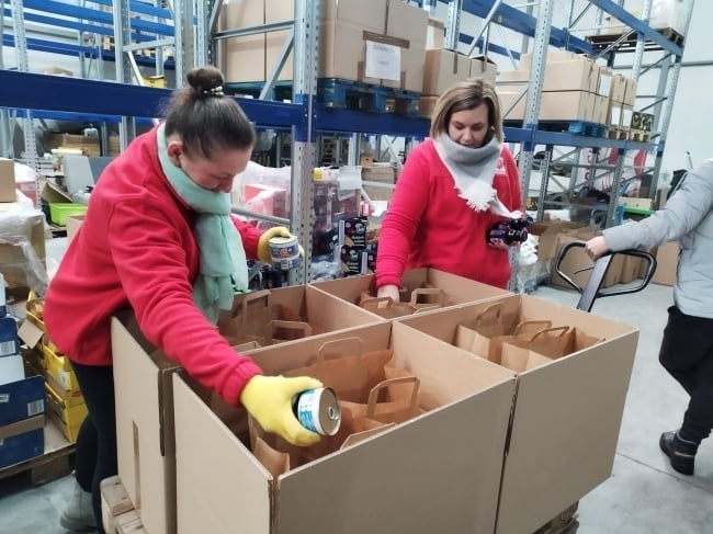 Świąteczna radość dla samotnych seniorów – pomóż nam przygotować paczki! - main photo