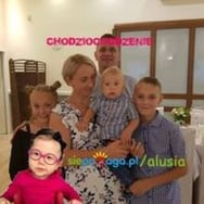 Dawid Czerwiński przypinka samolot zlota