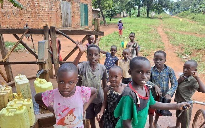 Ratujmy każdą kroplę! Zbiorniki na wodę deszczową dla Ugandy