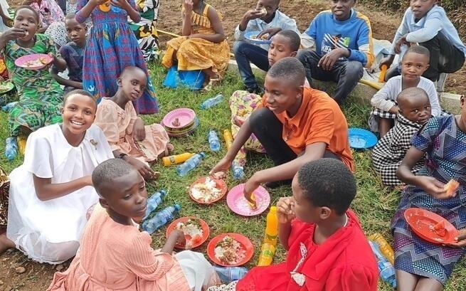 Boże Narodzenie dla dzieci w Kiabakari w Tanzanii.