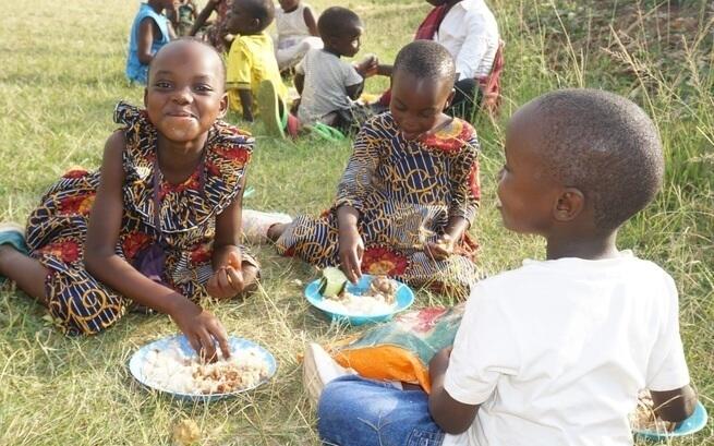 Boże Narodzenie dla dzieci w Kiabakari w Tanzanii.