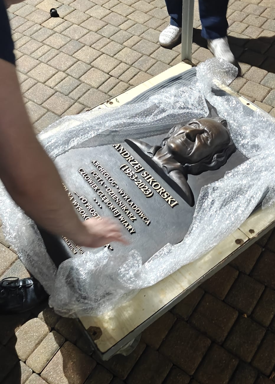 Tablica upamiętniająca Andrzeja Sikorskiego