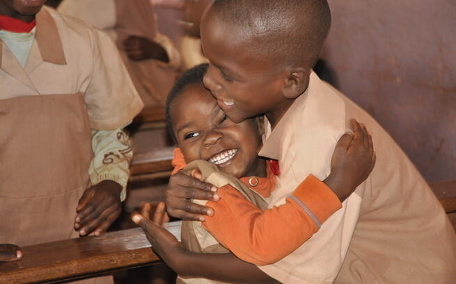 Świąteczna Paczka Życia Dla Dzieci. Podziel się świętami i zapełnij pusty talerz.
