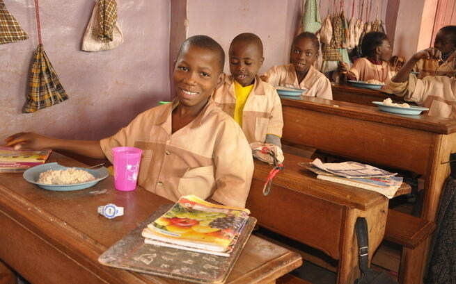 Świąteczna Paczka Życia Dla Dzieci. Podziel się świętami i zapełnij pusty talerz.