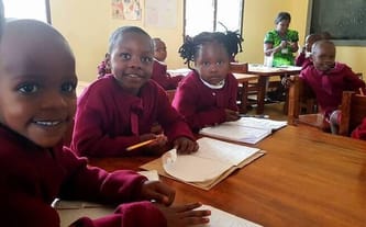 Kup z nami podręczniki dla 300 dzieci ze szkoły podstawowej w Kiabakari w Tanzanii.