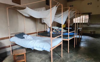 Dach nad głową dla chorych dzieci w Gatara – wyścig z deszczem w Burundi