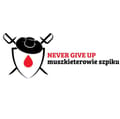 NEVER GIVE UP Muszkieterowie Szpiku - logo