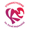 Stowarzyszenie „Życie z&nbsp;chorobą nie musi być smutne” imienia Karoli Majewskiej - logo