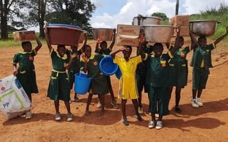 Dzieci ze szkoły podstawowej w Koudadeng