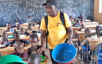 Jeden ciepły posiłek dziennie dla najbiedniejszych dzieci w Rwandzie.