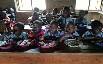 Jeden ciepły posiłek dziennie dla najbiedniejszych dzieci w Rwandzie.