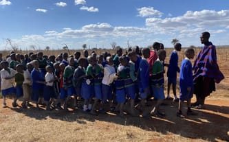 STUDNIA DLA MASAJSKICH DZIECI PRZY SZKOLE W ENGUSORO.