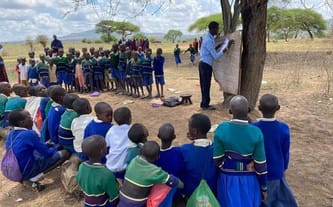 STUDNIA DLA MASAJSKICH DZIECI PRZY SZKOLE W ENGUSORO.