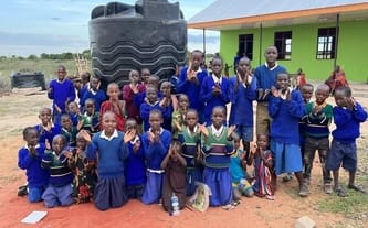 STUDNIA DLA MASAJSKICH DZIECI PRZY SZKOLE W ENGUSORO.