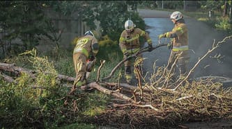 Ratują Życie, Narażając Swoje