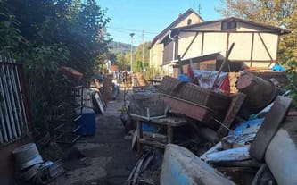 Pomoc dla seniorów i osób z niepełnosprawnościami po powodzi .