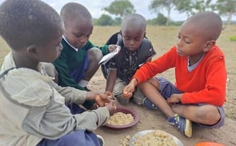 Świąteczna Paczka Życia Dla Dzieci. Podziel się świętami i zapełnij pusty talerz.