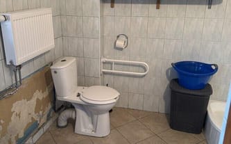 Pilny remont łazienek dla osób z niepełnosprawnościami w WTZ.
