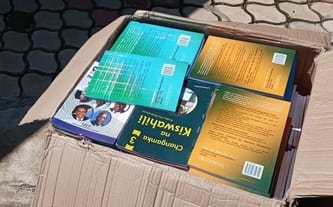 Kup z nami podręczniki dla 300 dzieci ze szkoły podstawowej w Kiabakari w Tanzanii.