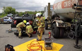 Sto Lat Służby i Oddania - zbiórka na sztandar i proporzec Ochotniczej Straży Pożarnej Ursus z okazji 100-lecia jej istnienia.