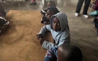 Na świecie teraz tysiące dzieci cierpią z powodu ubóstwa.