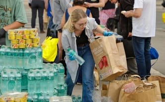 Zbiórka na wodę dla osób w kryzysie bezdomności.