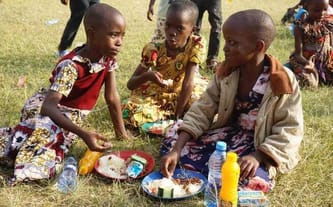 Boże Narodzenie dla dzieci w Kiabakari w Tanzanii.