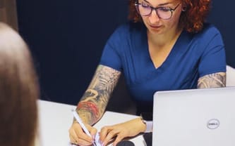 Ból zabiera im dzieciństwo. Ty możesz je oddać.