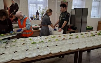 Nakryj miejsce przy wielkanocnym stole dla potrzebującego