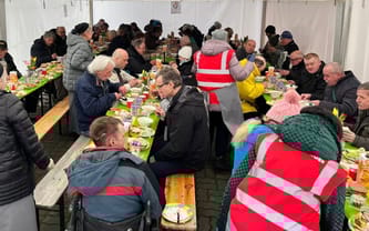 Nakryj miejsce przy wielkanocnym stole dla potrzebującego