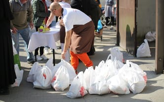 Nakryj miejsce przy wielkanocnym stole dla potrzebującego