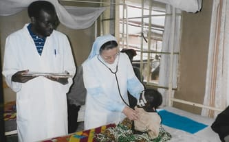 Dach nad głową dla chorych dzieci w Gatara – wyścig z deszczem w Burundi