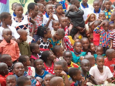 Świąteczna fiesta z poczęstunkiem dla ponad 1000 dzieci w Kiabakari w Tanzanii - zdjęcie główne