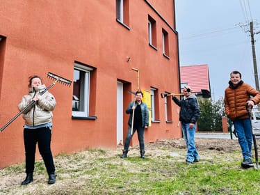 Mieszkańcy mieszkania treningowego w Przemkowie tworzą ogród 🌺 - main photo