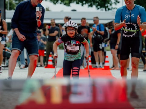 Daj im szansę, wyciągnij rękę i podziel się miłością! - main photo