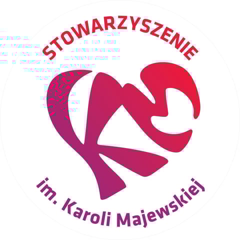 Stowarzyszenie „Życie z&nbsp;chorobą nie musi być smutne” imienia Karoli Majewskiej - logo organizacji