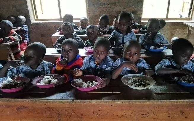 Jeden ciepły posiłek dziennie dla najbiedniejszych dzieci w Rwandzie.