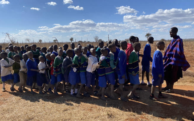 STUDNIA DLA MASAJSKICH DZIECI PRZY SZKOLE W ENGUSORO.