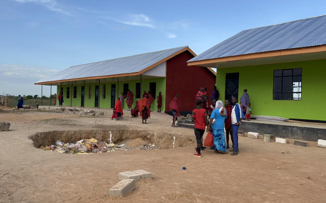 STUDNIA DLA MASAJSKICH DZIECI PRZY SZKOLE W ENGUSORO.