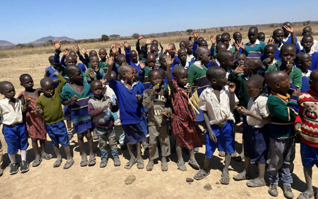 STUDNIA DLA MASAJSKICH DZIECI PRZY SZKOLE W ENGUSORO.