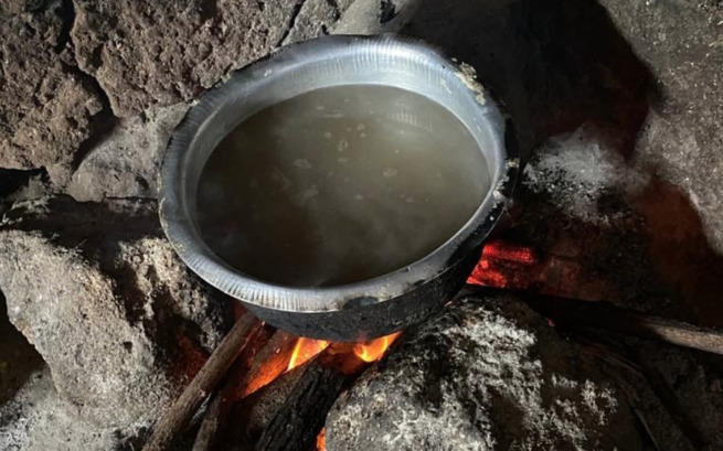 STUDNIA DLA MASAJSKICH DZIECI PRZY SZKOLE W ENGUSORO.