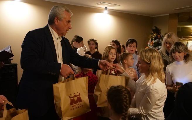 Nie zapomnij o nas Święty Mikołaju