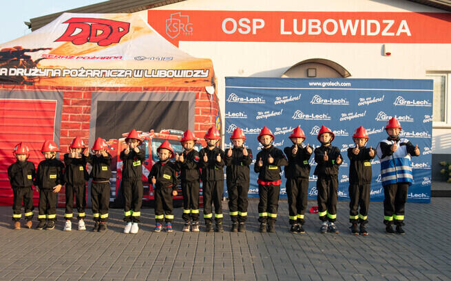 Mali Strażacy z Dziecięcej Drużyny Pożarniczej w Lubowidzy chcą w przyszłości ratować życie