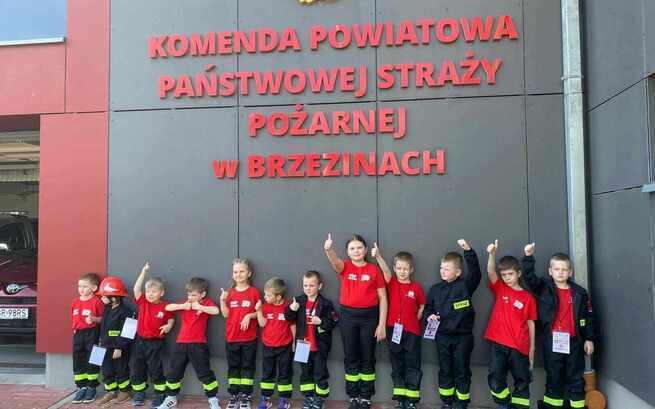 Mali Strażacy z Dziecięcej Drużyny Pożarniczej w Lubowidzy chcą w przyszłości ratować życie