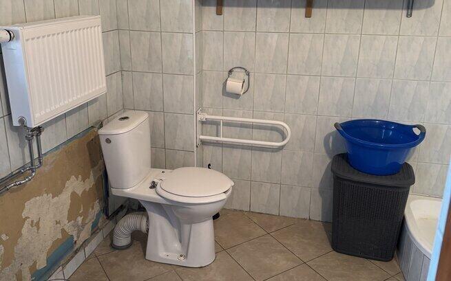 Pilny remont łazienek dla osób z niepełnosprawnościami w WTZ.