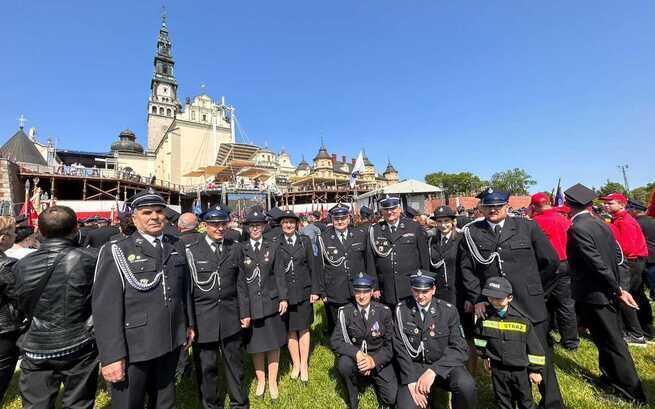 Sto Lat Służby i Oddania - zbiórka na sztandar i proporzec Ochotniczej Straży Pożarnej Ursus z okazji 100-lecia jej istnienia.