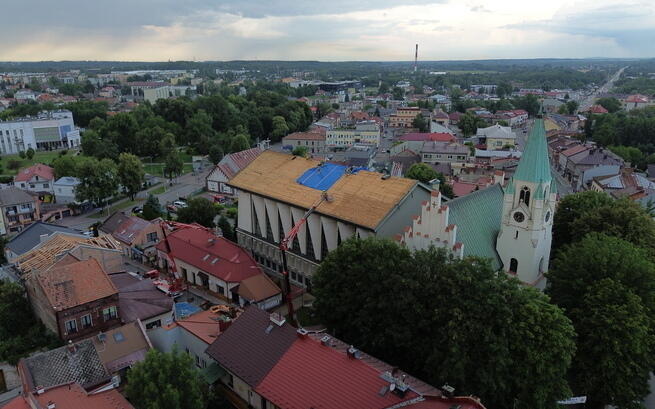 Wichura zerwała dach kościoła św. Jakuba w Brzesku